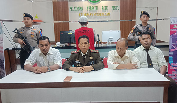 Dugaan Korupsi Proyek Gedung Perpustakaan, Kejari Agam Tetapkan Kontraktor sebagai Tersangka 1 KORUPSI— Kepala Kejari Agam, Burhan saat memberikan keterangan pers terkait penetapan kontraktor sebagai tersangka dugaan korupsi proyek pembangunan gedung perpustakaan Kabupaten Agam.