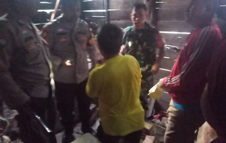 Terlilit Utang ke Rentenir, IRT Gantung Diri, Ditemukan Suami Tewas di Dapur 1 GANTUNG DIRI— Jajaran Satreskrim dan Polsek Luhak serta Bhabinsa ketika mendatangi lokasi IRT tewas gantung diri.