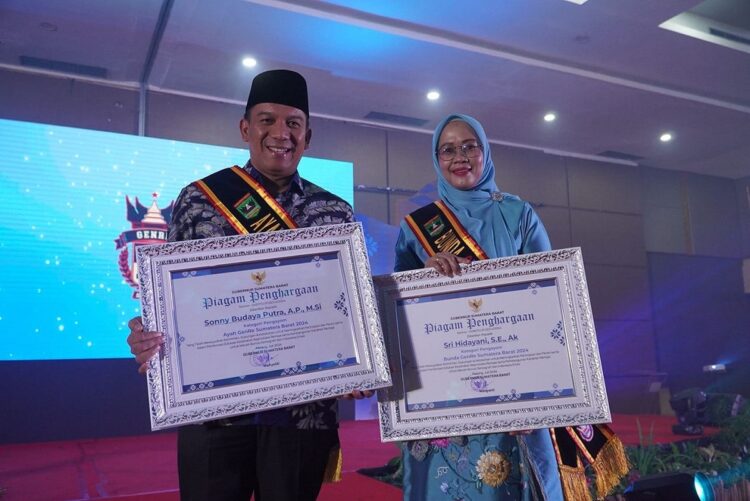 AYAH BUNDA GENRE — Pj  Wali Kota, Sonny Budaya Putra dan Ketua TP-PKK Kota Padang Panjang, Sri Hidayani Sonny meraih gelar Ayah dan Bunda Genre Pengayom dari Perwakilan BKKBN Provinsi Sumbar.