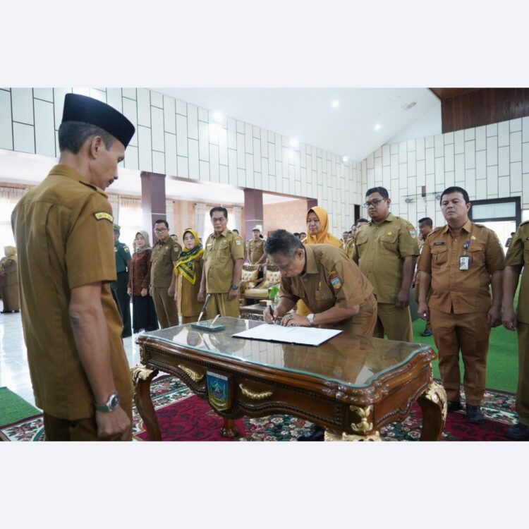 Terus Kejar Target di Bawah 14 Persen, Pemkab Solsel Kian Serius Tangani Stunting 1 RUMBUK STUNTING— Wakil Bupati Solsel Yulian Efi, saat pembukaan Rembuk Stunting Tingkat Kabupaten Solok Selatan Tahun 2024 di Aula Sarantau Sasurambi Kantor Bupati Solok Selatan, Senin (22/7).