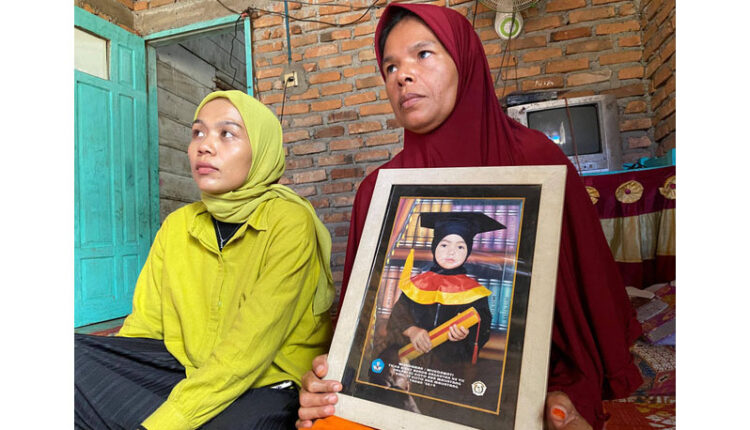 Kasus Siswi SD Tewas Dibakar Teman di Sekolah,Wali Kelas dan Guru Olahraga Ditetapkan sebagai Tersangka 1 PEGANG FOTO— Keluarga memegang foto almarhumah Aldelia di rumah duka yang meninggal akibat dibakar temannya saat gotong royong di sekolah.