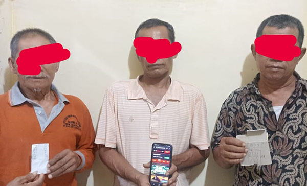 3 Pria ‘Gaek’ Buka Jasa Titip Pasang Togel Online 1 TOGEL— Tiga pria tua yang kedapatan membuka jasa titip togel online ditangkap jajaran Satreskrim Polres Sijunjung.