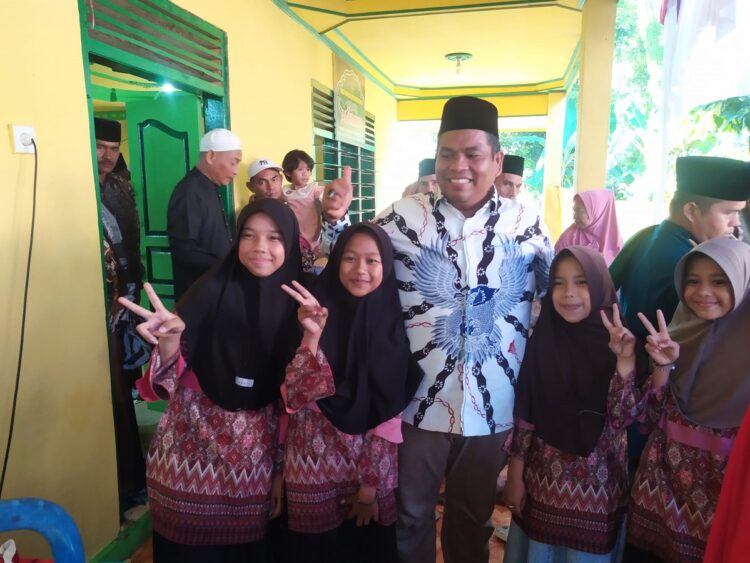 Tingkatkan Kapasistas, Bupati Suhatri Bur Lantik IPSM 2024-2029 1 FOTO BERSAMA—Bupati Padangpariaman Suhatri Bur usai melantik dan mengukuhkan kepengurusan Ikatan Pekerja Sosial Masyarakat (IPSM) Kabupaten Padangpariaman masa bhakti 2024 -2029.