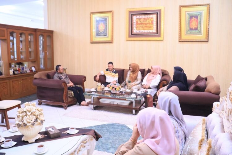 Tingkatkan Pasar Rendang, Pemko Payakumbuh Siap Berkolaborasi dengan Hipermi 1 PERTEMUAN— Pj Wali Kota bersama Kepala Dinas Perindustrian, bertemu pengurus Hipermi yang siapa berkolaborasi untuk meningkatkan pasar rendang.