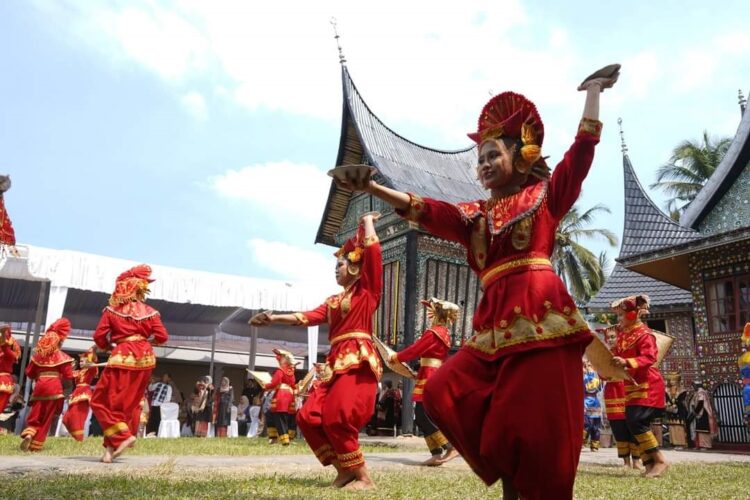 Topi Selo Bolek Godang 1000 Lopek Kucuik Sonok Diarak Bundo Kanduang