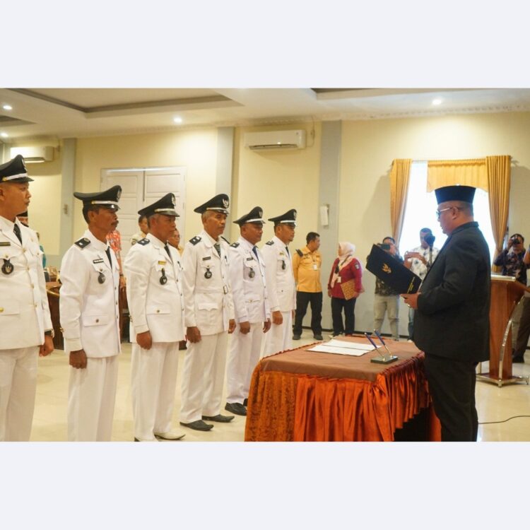 KUKUHKAN—Terlihat sebanyak tujuh orang Wali Nagari di Kabupaten Solok Selatan dikukuhkan dan menerima Surat Keputusan Bupati Solok Selatan Tentang Perpanjangan Masa Jabatan Wali Nagari Tahun 2024.