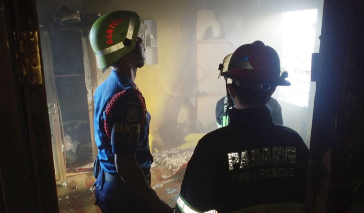 Rumah Bertingkat Kebakaran di Kota Padang, Satu Penghuni Terluka 1 KEBAKARAN—
Kondisi rumah bertingkat mengalami kebakaran di Jalan Rambai, Kelurahan Purus, Kecamatan Padang Barat, Kota Padang.
