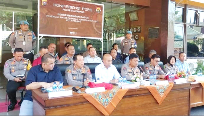 45 Hari Kasus Kematian Afif Maulana, Masih Penyelidikan, Polisi Periksa 79 Saksi, Persilahkan Ekshumasi dan Autopsi Ulang Jenazah 1 KASUS AFIF— Kabid Humas Polda Sumbar, Kombes Pol Dwi Sulistyawan bersama Kapolresta Padang saat konfrensi pers perkembangan penyelidikan kasus
kematian Afif Maulana.