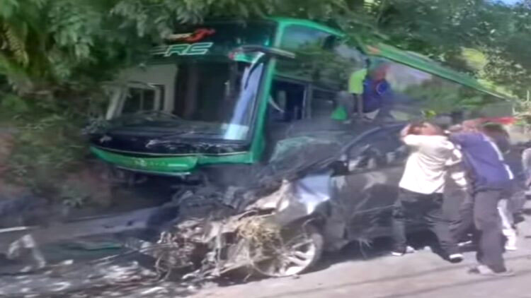 Bus Family Raya Tabrak Innova hingga Hancur di Kota Padang, Satu Orang Tewas dan Tiga Luka-luka, Sopir Terjepit Tak Sadarkan Diri 1 KECELAKAAN— Kondisi mobil Innova yang hancur usai ditabrak bus milik PT Family Raya di depan restoran Light House, Jalan
Padang-Painan, Kelurahan Gates Nan XX, Kecamatan Lubuk Begalung.