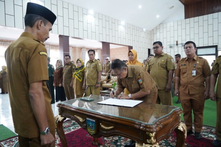 Terus Kejar Target di Bawah 14%, Pemkab Solsel Kian Serius Tangani Stunting 1 Rembuk Stunting --Pembukaan Rembuk Stunting Tingkat Kabupaten Solok Selatan Tahun 2024 di Aula Sarantau Sasurambi Kantor Bupati Solok Selatan, Senin (22/7/).