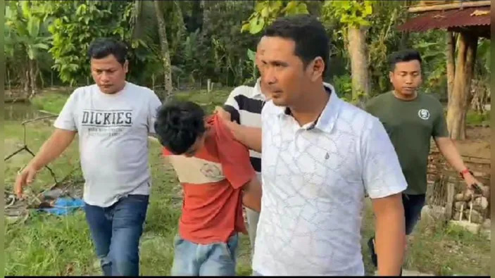 Sakit Hati Dimaki, Kakak Kandung Dibacok hingga Kritis, Kepala Robek dan Tangan Nyaris Putus 1 PEMBACOKAN— Pelaku AJ (19) ditangkap jajaran Polsek Koto Tangah atas kasus pembacokan terhadap kakak kandungnya.