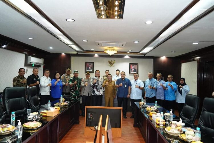 KUNJUNGAN KERJA— Bupati Eka Putra dan rombongan disambut hangat Wakil Walikota Medan Aulia Rachman di Ruang Rapat I, kantor Walikota, Selasa (9/7).