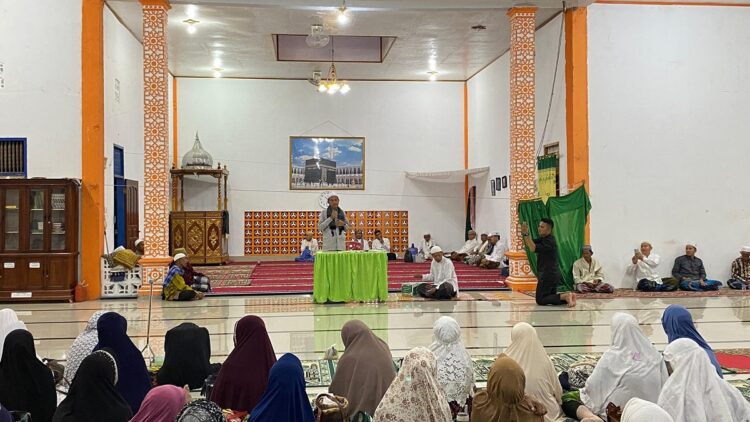 Hadiri Tawajuh Akbar di Masjid Maulana Siddiqin, Wabup Risnawanto Ajak Jamaah Masjid Terus Pupuk Keimanan dan Ketaqwaan 1 TAWAJUH AKBAR— Wakil Bupati Pasaman Barat (Pasbar), Risnawanto, menghadiri zikir akbar atau Tawajuh bersama jamaah Masjid Maulana Siddiqin Padang Hijau, Kenagarian Lingkuang Aua, Kecamatan Pasaman, Kabupaten Pasaman Barat, Senin (1/7) malam.