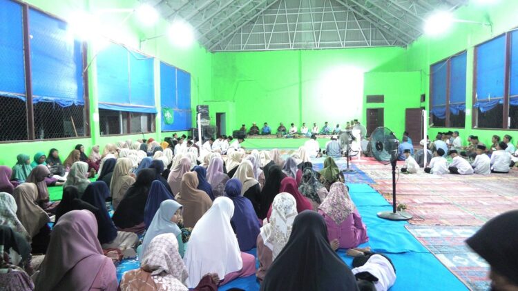 Hadiri Tolak Bala dan Bersih Desa di Luhak Nan Duo, Wabup Risnawanto Minta Lestarikan Tradisi untuk Generasi Muda 1 DOA BERSAMA— Wakil Bupati Pasbar Risnawanto memberikan sambutan saat acara tolak bala atau doa bersama yang merupakan rutinitas tahunan masyarakat Jorong Padang Lawas, Nagari Kapa, Sabtu (27/7) malam.