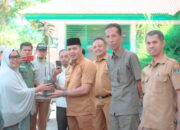 Wabup Sijunjung Serahkan Bantuan Bibit Durian dan Jagung