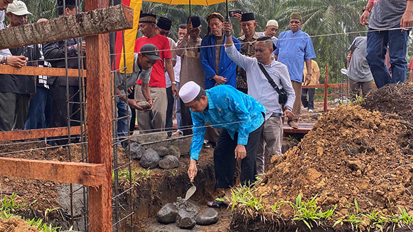 Wabup Risnawanto Letakkan Batu Pertama, Masjid Nurul Hikmah Bateh Uba Nagari Langgam Sepakat Diperbesar 1 LETAKAN—Wakil Bupati Pasaman Barat letakkan batu pertama pembangunan masjid.