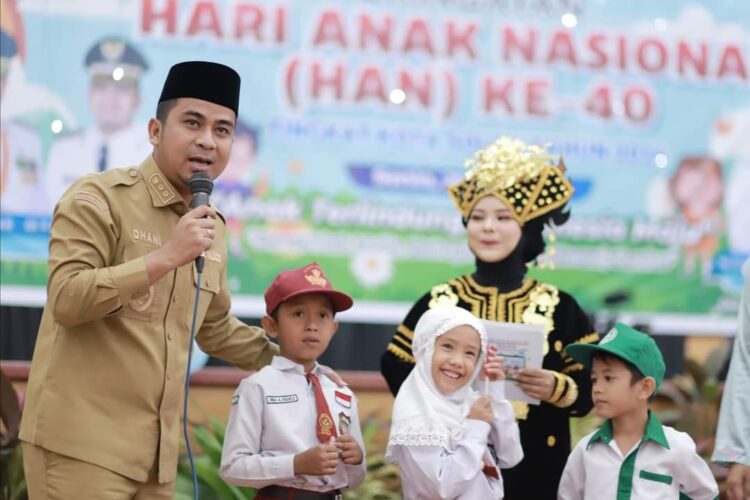 BERSAMA—Wakil Wali Kota Solok, Ramadhani Kirana Putra bersama seorang anak saat acara hari anak  kemarin.