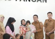 Wawako Solok Serahkan Bantuan Pangan Warga Kurang Mampu 