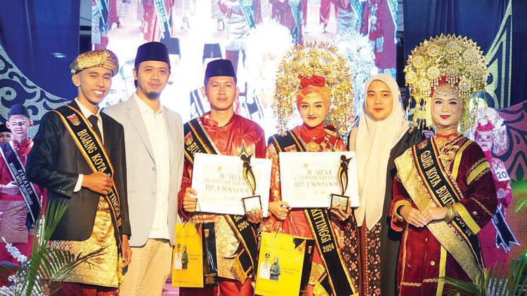 DUTA WISATA— Wako Erman Safar bersama pemenang pemilihan Duta Wisata Bujang dan 
Gadih Kota Bukittinggi 2024.