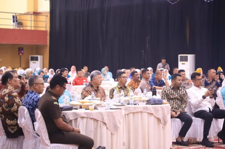 Wako Zul Elfian Umar HadiriPisah Sambut Dandim 0309/Solok 1 PISAH SAMBUT— Terlihat Wali Kota Solok, Zul Elfian Umar menghadiri pisah sambut Komandan Kodim 0309/Solok dari Letkol Inf Novi Aji Satrio,SE, M.Si kepada
Letkol Kav Sapta Raharja, S.I.P, Di Gedung Kubuang Tigo Baleh, Kota Solok, Rabu (3/7).