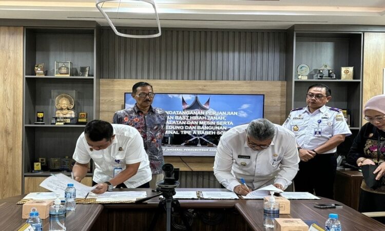 TANDATANGAN—Penandatangan naskah perjanjian dan berita acara serah terima Barang Milik Daerah (BMD) dengan 
Direktorat Jenderal Perhubungan Darat.
