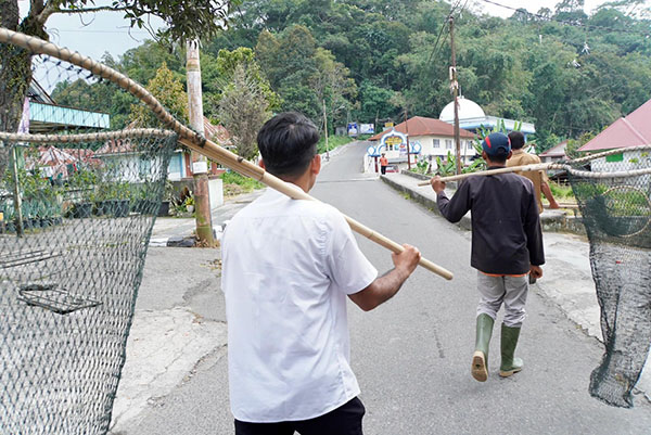 Waspada Rabies, Tim Puskeswan Lakukan Penangkapan Anjing liar 1 TANGKAP ANJING LIAR— Tim Pusat Kesehatan Hewan (Puskeswan) Kota Padang Panjang saat melakukan perburuan dan penangkapan anjing liar guna mewaspadai penyebaran virus rabies yang dikhawatirkan warga.
