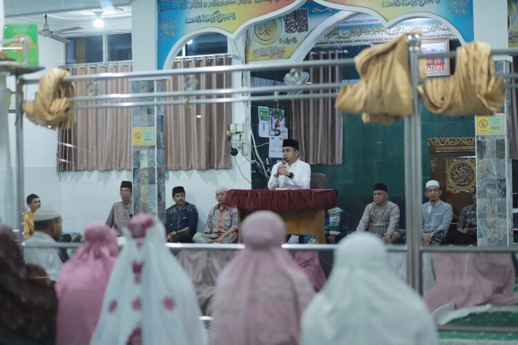 SAMBUTAN—Wakil Wali Kota Solok,Dr.H.Ramadhani Kirana Putra, berikan sambutan saat  menghadiri tabligh akbar peringatan Tahun Baru Islam 1446 H, di Masjid Falah Kelurahan Tanjung Paku, Senin (8/7)