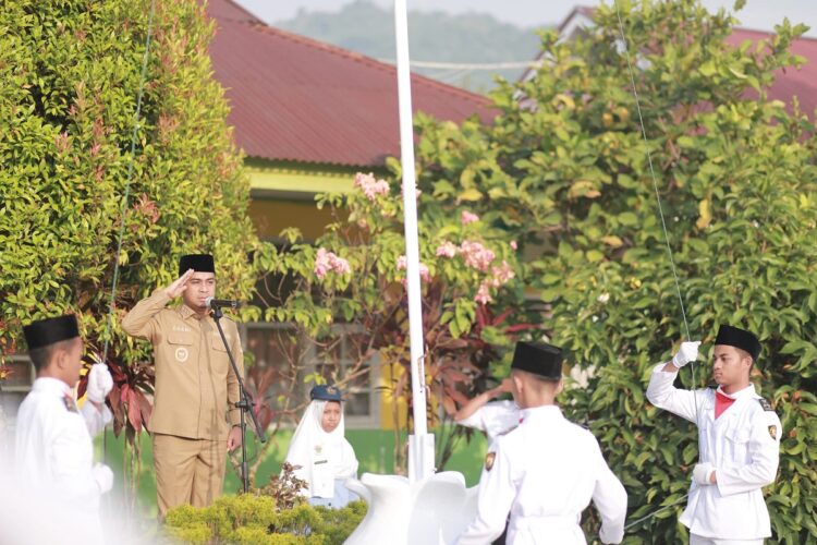 PEMBINA UPACARA—Wakil Wali Kota solok Ramadhani Kirana Putra menjadi pembina upacara di Madrasah Tsanawiyah Negri (MTsN) Kota Solok, Senin (29/7) pagi.