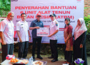 Dukung Pemberdayaan Masyarakat, PT Semen Padang Serahkan Bantuan Alat Tenun ke Dolas Songket