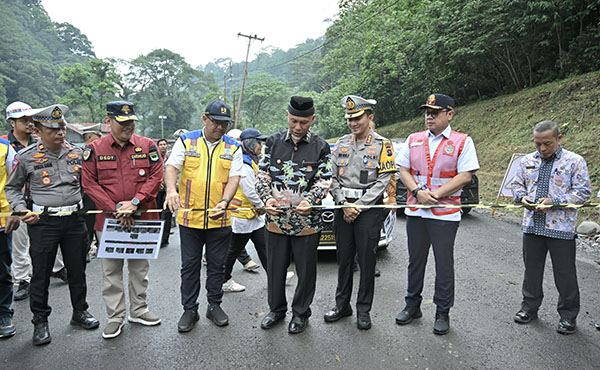 Dibuka Mulai 21 Juli, Pengendara Dilarang Keras Berhenti saat Melewati Jalur Lembah Anai, Dirlantas: Demi Keselamatan dan Kelancaran Arus Lalin 1 UJI COBA— Gubernur Sumbar, Mahyeldi Ansharullah, bersama Dirlantas Polda Sumbar Kombes Dwi Nur Setiawan saat melakukan
uji coba pembukaan jalur Lembah Anai.