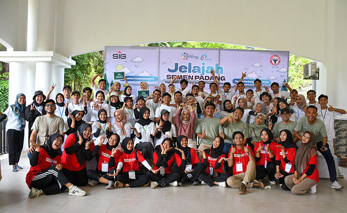 50 Penggiat Media Sosial Jelajahi Semen Padang 1 JELAJAH SEMEN PADANG— PT Semen Padang menggelar Jelajah Semen Padang yang diikuti 50 penggiat media sosial, Minggu (21/7) lalu. Berjalan kaki sekitar 3 km, Generasi Gen Z ini melihat Taman Reklamasi Lapangan Golf, Taman Kehati, Pabrik Indarung I, penangkaran rusa totol, konservasi ikan bilih, nursery kaliandra dan Geosite Gua Kelelawar Padayo.