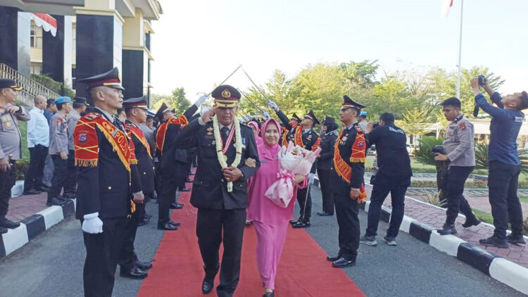 PEDANG PORA— 28 personel Polda Sumbar yang purnabakti dilepas dengan tradisi pedang pora.