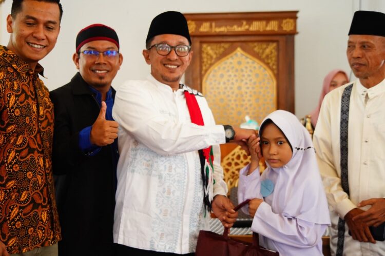 LAUNCHING—Yatim Fest III yang dirangkai dengan launching PPTQ, dihadiri langsung Bupati Eka Putra, Camat Tanjung Emas Zulkifli Idris.