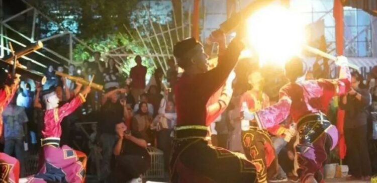 Botuang Festival Sukses Digelar 1 FESTIVAL BOTUANG— Salah satu aksi pada Perhelatan Payakumbuh Botuang Festival 2024 telah usai digelar setelah berlangsung Kamis hingga Sabtu (11-13/7) lalu di Lapangan Nan Bapaneh, Ngalau Indah Kota Payakumbuh.
