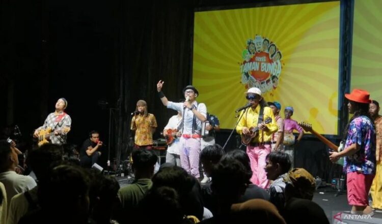 Puncak Galanggang Arang Tampil Memukau di Kayutanam 1 PUNCAK GALANGGANG ARANG— Malam puncak Galanggang Arang #4 tampil di Kayutanam, Kabupaten Padang Pariaman, Selasa (23/7).