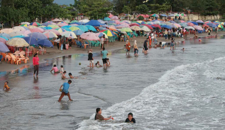 Cuaca Panas Landa Padang Capai 32 Derajat Celcius, BMKG Imbau Warga Tidak Bakar Sampah 1 BERMAIN DI PANTAI— Di tengah cuaca panas hingga 32 derajat celcius di Kota Padang, memilih bermain di Pantai Padang menjadi pilihan bagi warga kota saat ini. BMKG mengimbau warga untuk tetap waspada saat cuaca panas dan diminta untuk tidak membakar sampah.