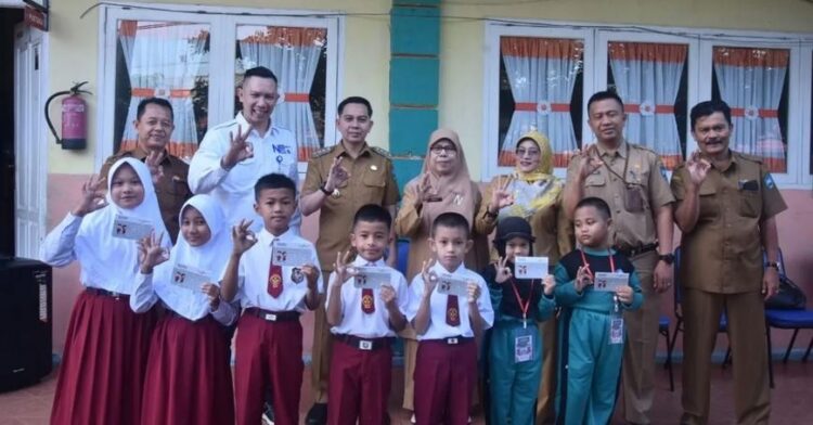 Bank Nagari dan Pemko Sawahlunto, Edukasi Pelajar Tentang Literasi Keuangan 1 BERSAMA—Pj Wali Kota Sawahlunto Fauzan Hasan dan Kacab Bank Nagari Sawahlunto Rusdi bersama perwakilan pelajar SD yang mengikuti tabungan Simpanan Pelajar (Simpel) Bank Nagari.