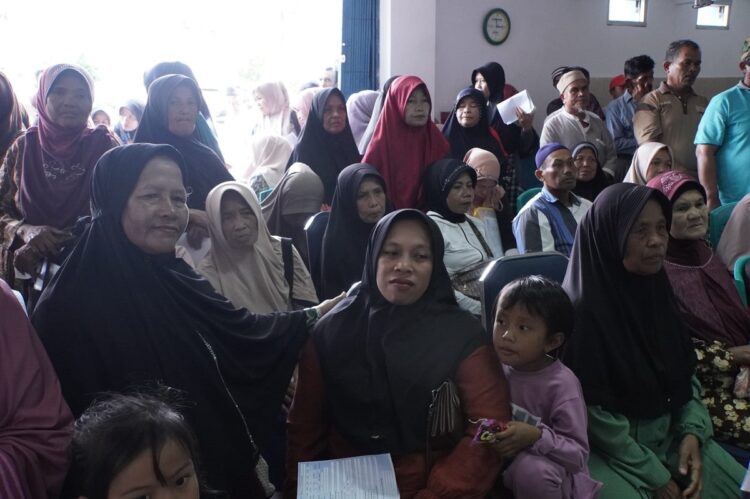 MENUNGGU—Bertempat di Kantor Cabang Bank Nagari Padang Panjang, terlihat para pemerima  menunggu bantuan.