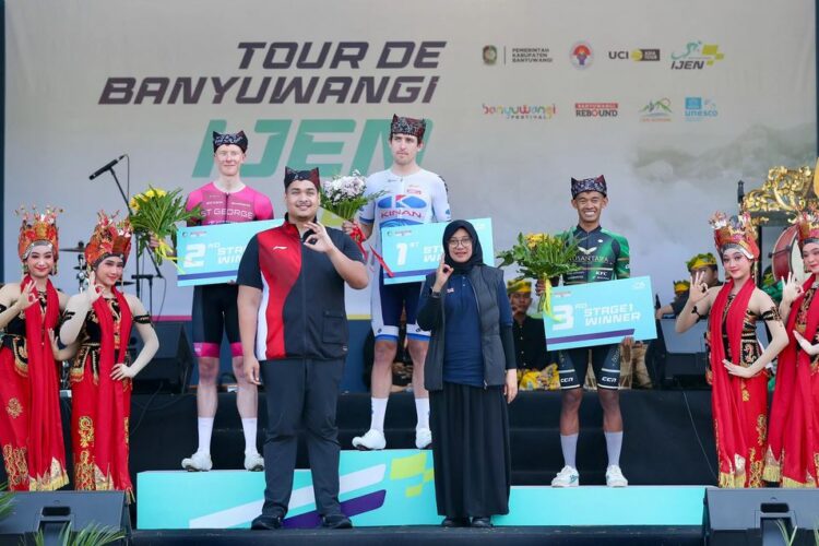 Hadir di ITdBI 2024, Menpora Apresiasi Banyuwangi Konsisten Gelar Sport Tourism Kelas Dunia 1 PODIUM— Menpora Dito Ariotedjo bersama Bupati Banyuwangi Ipuk Fiestiandani di panggung Tour de Banyuwangi Ijen (TdBI).