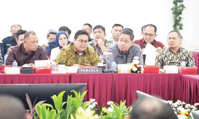 Awasi Langsung Rekapitulasi dan Penetapan Hasil Pemilu 2024 Pasca-putusan MK, Bawaslu: Sudah Dilakukan Pengawasan Melekat 1 SIDANG PLENO— Ketua Bawaslu Rahmat Bagja (dua depan dari kiri) bersama anggota dan sekjen Bawaslu mengawasi sidang pleno di ruang rapat KPU, Jakarta.