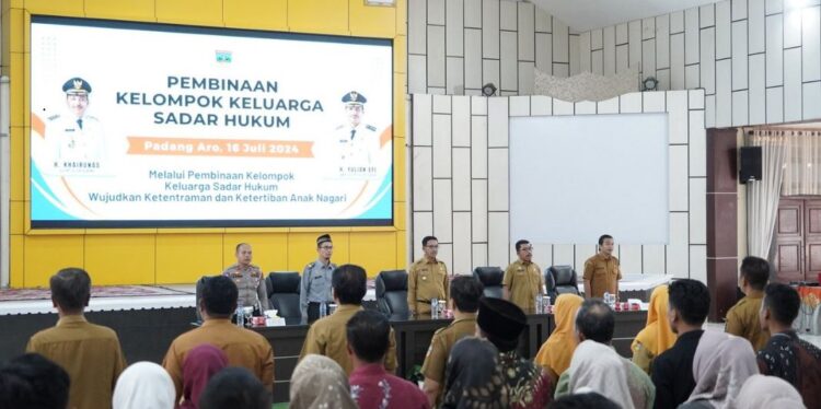 PEMBINAAN KADARKUM— Bupati Solsel Khaiurnas saat pembukaan Pembinaan Kelompok Keluarga Sadar Hukum (KADARKUM) Kabupaten Solok Selatan tahun 2024 di Aula Sarantau Sasurambi Kantor Bupati Solok Selatan, Selasa (16/7).