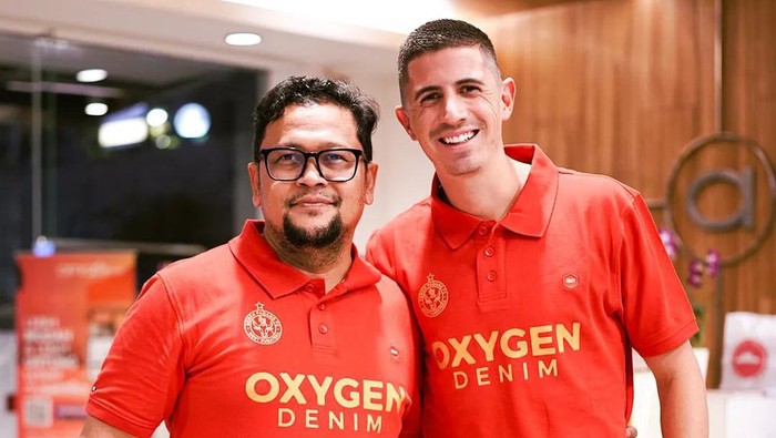 PEMAIN BARU— CEO Semen Padang FC Win Bernadino bersama Bruno Dybal.