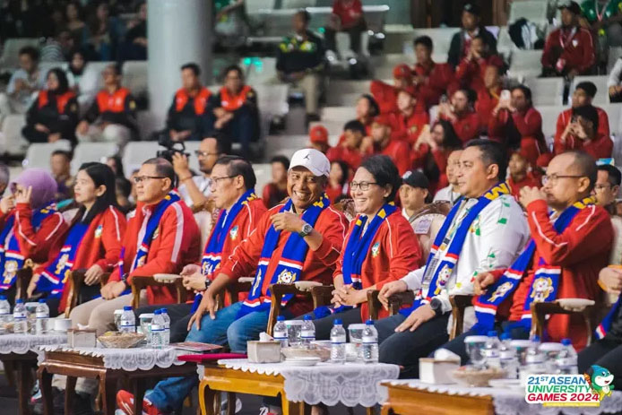 CLOSING CEREMONY— Sesditjen, Presiden AUSC, Rektor Unesa, Rektor UM, dan Jajaran Pimpinan Pemprop Jatim saat mengikuti Closing Ceremony di Graha Cakrawala Universitas Negeri Malang Sabtu malam 6 Juli 2024.