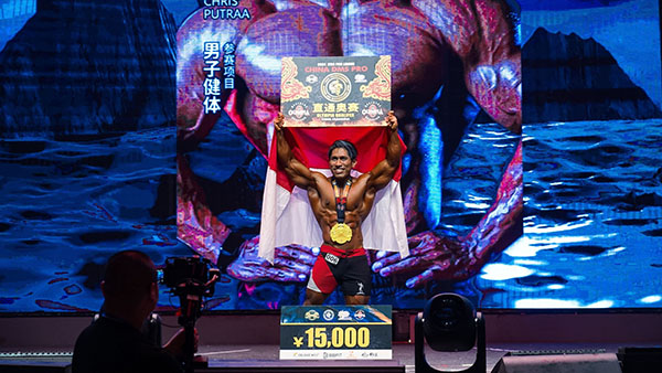 Setelah 3 Kali Gagal, Chris Putra Lolos ke Piala Dunia Binaraga 1 juara-pertama--Chris Putra saat memenangkan juara pertama di kejuaraan binaraga DMS Pro Show di Tiongkok.