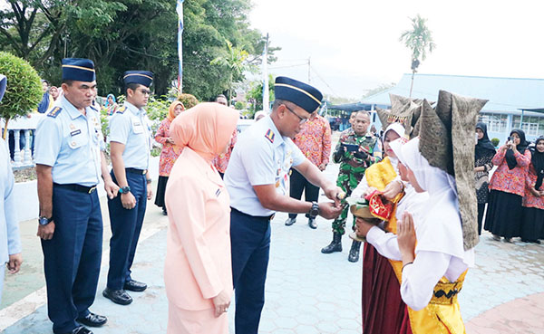 PEMBUKAAN MPLS— Danlanud Sutan Sjahrir Kolonel Nav Sani Salman Nuryadin, berfoto bersama uai membuka kegiatan MPLS bagi peserta didik baru Tahun Pelajaran 2024/2025 tingkat TK, SD, SMP, di halaman SD Angkasa Lanud SUT.