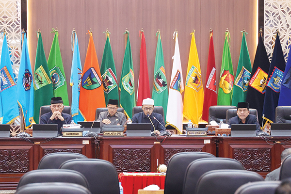 DPRD Sumbar Sepakati Rancangan KUA-PPAS 2025 dan Perubahan KUA PPAS 2024, Pertumbuhan Ekonomi Sumbar 2025 di Angka 4,4 - 5,4 Persen 1 MEMIMPIN RAPAT-- Irsyad Syafar memimpin rapat paripurna didampingi Wakil Ketua DPRD Suwirpen Suib Hadir Gubernur Sumbar Mahyeldi.