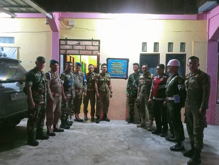 Tim SK 4 Kabupaten Pessel Pasang Segel di Tiga Lokasi Cafe Hiburan 1 d9110eb1 a57d 4243 b530 950fd1cd41e2