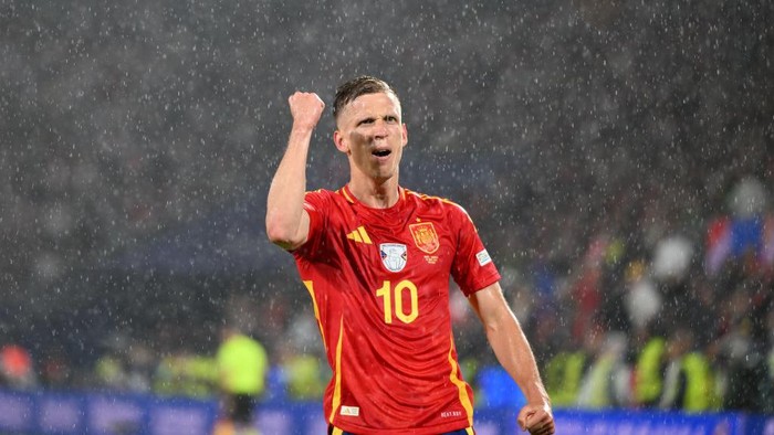 Barcelona dan Manchester City Rebutan Dani Olmo 1 PEMAIN INCARAN— Dani Olmo menjadi incaran dua raksasa Eropa musim ini. Barcelona dan Manchester City adalah tim yang berebut menggaetnya.