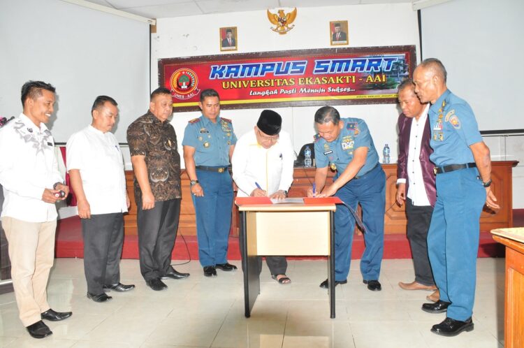 Lantamal II Padang Teken Kerjasama dengan Unes, Laksma TNI Syufenri: Hasilkan Prajurit dengan SDM Berkualitas 1 TEKEN KERJA SAMA— Danlantamal II Padang Laksma TNI Syufneri bersama Rektor Unes Prof Sufyarma Marsidin. M.Pd, tekan kerjasama.