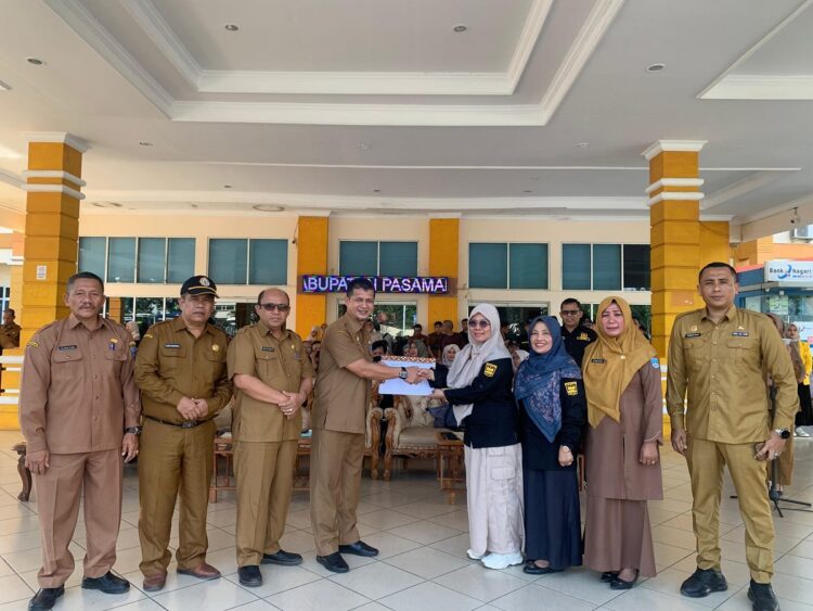 13 Universitas di Sumbar, Pemkab Pasbar Terima 543 Mahasiswa KKN-PPM Terpadu 2024 1 TERIMA MAHASISWA KKN—Sekretaris Daerah Pasbar, Hendra Putra, didampingi Asisten I Setia Bakti, menerima ratusan mahasiswa KKN.